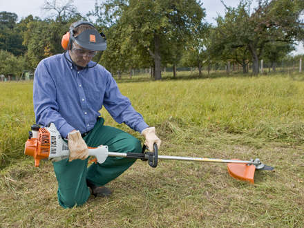 : Step 12 of 14: Lifting up the brushcutterSlowly lift up the brushcutter, taking care not to accelerate unintentionally.