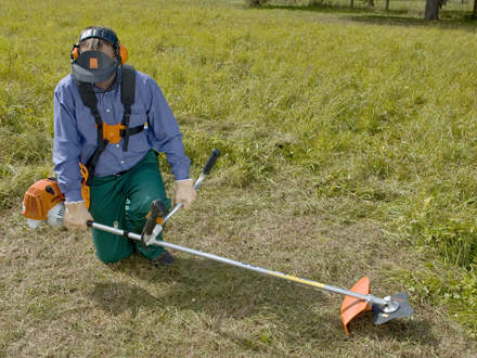 : Step 12 of 14: Lifting up the brushcutterSlowly lift up the brushcutter, taking care not to touch the throttle trigger, unintentionally accelerating the machine. 