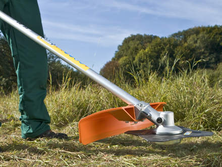 : Adjust the handles and push the carrying ring along the shaft until the brushcutter is balanced. The cutting attachment should be just above the ground. The optimum cutting angle is automatically achieved when the machine is balanced.