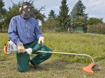 : Step 8 of 10: Picking up the brushcutterSlowly lift up the brushcutter, taking care not to accelerate unintentionally.