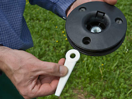 : Step 2 of 3: Fitting the bladeInsert the new plastic blades in the openings and insert the screw through the openings in the plastic blade and the mowing head.