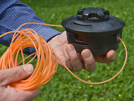 : Step 3 of 4: Winding on the lineNow turn the spool of the mowing head in the direction of the arrows on the end of the spool. This winds the line onto the spool.