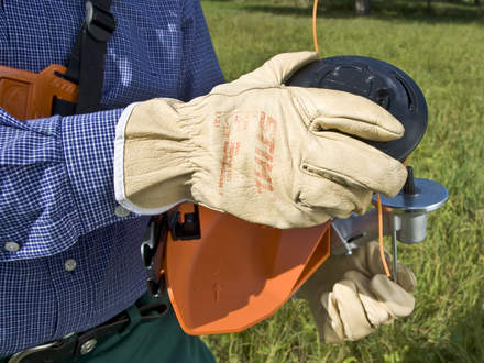 : Step 3 of 5: Fitting the mowing head Turn the mowing head anti-clockwise until it reaches the stop on the shaft.