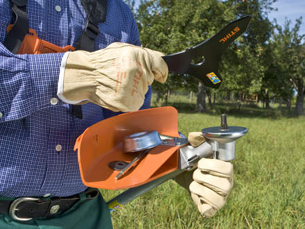 : Step 3 of 6: Mounting the cutting attachmentPlace the cutting attachment on the thrust plate. The collar diameter of the thrust plate must match the blade hole diameter and protrude into the blade hole in the cutting attachment.