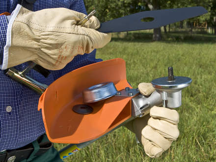 : Step 3 of 6: Mounting the cutting attachmentPlace the cutting attachment on the thrust plate. The collar diameter of the thrust plate must match the blade hole diameter and protrude into the blade hole in the cutting attachment.