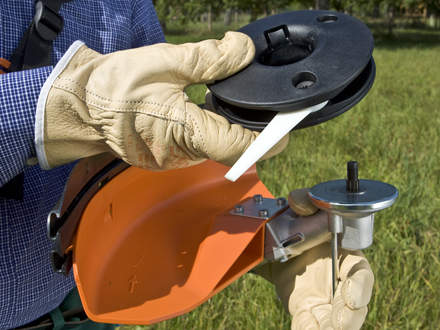 : Step 3 of 5: Fitting the mowing head Turn the mowing head anti-clockwise until it reaches the stop on the shaft.