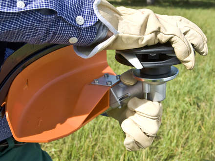 : Step 4 of 5: Tightening up the mowing headWith the shaft immobilized, tighten up the mowing head.