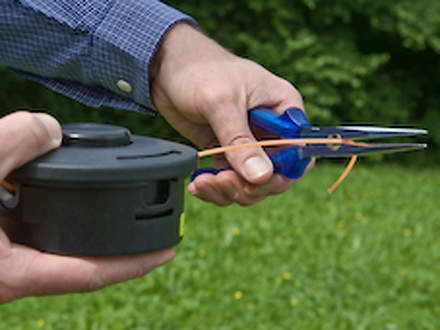 : Step 7 of 7: Shortening the ends of the lineShorten the ends of the line so that approx. 10 cm protrude from the opening on each side.