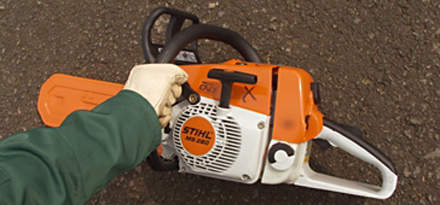 : Step 1 of 5: Always choose the cleanest and flattest area possible for refuelling your machine. Lay the chainsaw down with the tank filler openings facing upward.